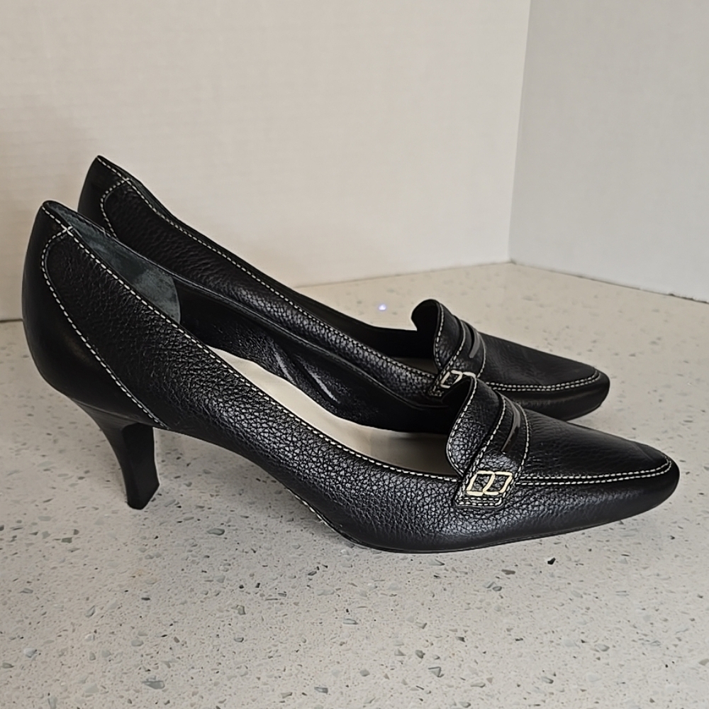 Cole Haan pebbled leather heels size 7.5